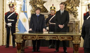 Javier Milei le tomó juramento a Manuel Adorni, quien asumió la Jefatura de Gabinete en lugar de Francos
