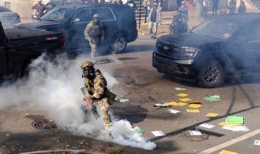 Jueza ordenará a agentes federales en Chicago limitar uso de fuerza contra manifestantes y medios