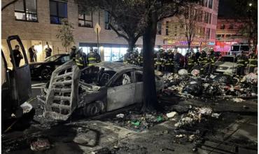Los videos de la explosión de un auto en Nueva York que dejó al menos siete bomberos heridos