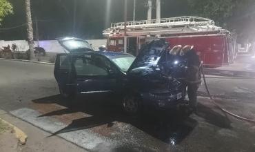 Un automóvil se incendió en pleno cruce de Ejército Argentino y Ortiz de Ocampo