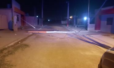 Poste de alumbrado cayó y bloqueó una calle del barrio Susana Quintela