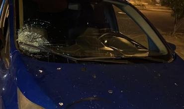 Choque entre un auto y una moto en el barrio Alta Rioja dejó solo daños materiales