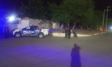 Choque entre una camioneta policial y una moto frente al Parque de la Familia Norte