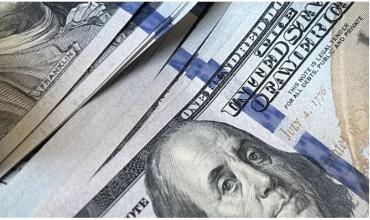 El dólar se desplomó en el cierre de la semana y bajó $30