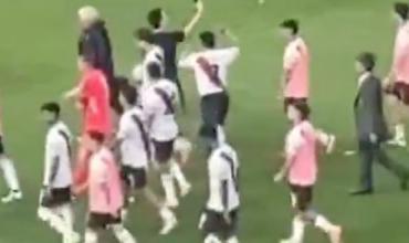 Maxi Salas golpeó a un hombre que estaba filmando a los jugadores de River tras la derrota en el Superclásico