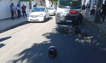 Una mujer sufrió fracturas en ambas piernas tras chocar con un auto estacionado