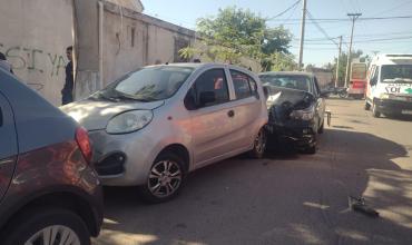 Uber impactó un auto estacionado y generó un choque en cadena: Las dos pasajeras fueron trasladas por la ambulancia