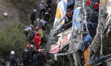 Tragedia en Perú: 37 personas murieron luego de que un micro chocó contra una camioneta y cayó a un precipicio