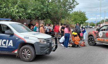 Choque entre moto y camioneta deja a una mujer herida en avenida Oyola