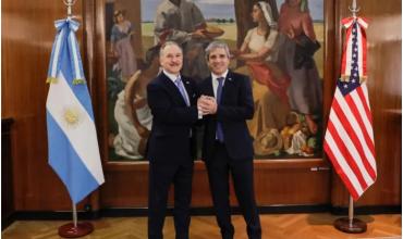 Tras el apoyo de Washington, Luis Caputo se reunió con el embajador estadounidense Peter Lamelas