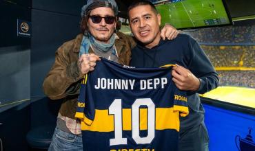 Johnny Depp, presente en la Bombonera para ver a Boca: se llevó una camiseta de regalo