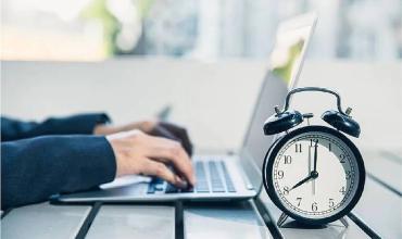 Reducen la jornada laboral de a dos horas semanales por año: cómo es el plan gradual