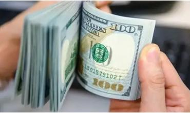 El dólar oficial empezó la semana a la baja y quedó en el nivel más bajo en un mes