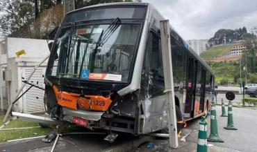 Un colectivo fuera de control chocó 16 vehículos en Brasil y dejó al menos 13 heridos
