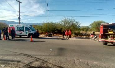 Derrape de motocicleta en avenida San Nicolás de Bari: una mujer y una menor resultaron con lesiones leves