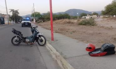 Un adolescente chocó contra un pilar de alumbrado y sufrió una fractura en una pierna