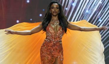 Miss Jamaica sigue en el hospital cinco días después de su caída en el escenario de Miss Universo
