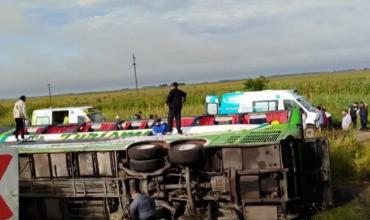Volcó un micro que transportaba militantes a un acto de Kicillof en Mar del Plata: hay dos muertos y múltiples heridos