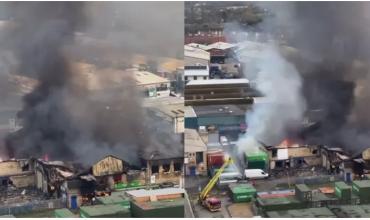 Un impresionante incendio destruyó un almacén en Londres y 150 bomberos fueron a combatir el fuego