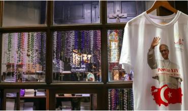 El papa León XIV parte a su primer viaje internacional: dos destinos diversos entre la historia y la guerra