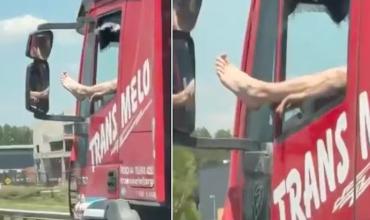 Camionero imprudente: fue grabado manejando con una mano y un pie afuera de la ventanilla en el acceso oeste