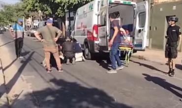 Una mujer cayó de su moto tras esquivar a un perro en pleno centro