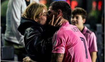 El efusivo beso que le dio Rodrigo De Paul a Tini Stoessel después de la victoria del Inter Miami