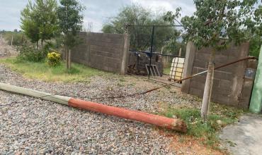 Las lluvias provocaron la caída de postes de luz en Anguinán y San Miguel