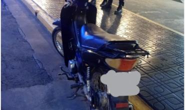  Una joven motociclista resultó herida tras caer de su rodado en el centro de la ciudad