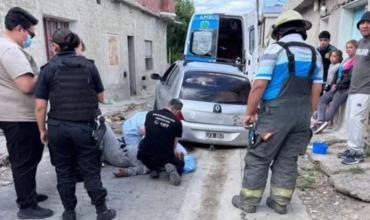 Chubut: un hombre reparaba su auto en la vereda y quedó atrapado debajo del vehículo en un dramático accidente