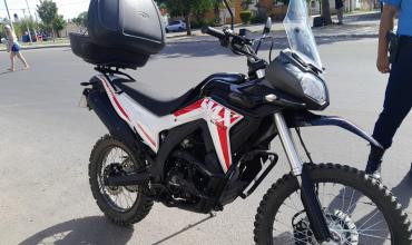 Choque entre un auto y una motocicleta dejó solo daños materiales en Av. Independencia