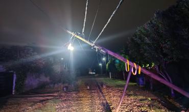 Un poste de alumbrado público cayó en Breas del Golf y vecinos alertaron a las autoridades