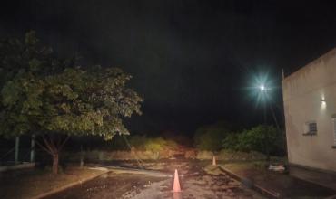 Un poste cayó en el Loteo San Nicolás y personal policial realizó prevención en la zona