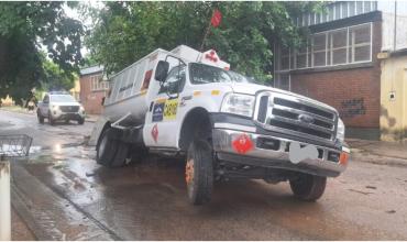 Un camión de una empresa de combustible quedó varado en una calle del barrio Evita