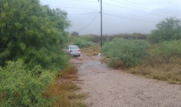Un automóvil quedó atascado en Av. Circunvalación y debió ser asistido por la Policía