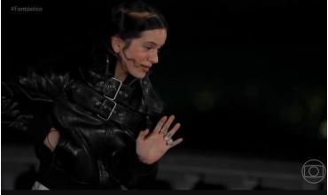 Rosalía se cruzó una cucaracha en plena entrevista y su reacción se hizo viral: “¡Dios mío, es enorme!”