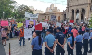Empleados marcharon pidiendo aumento salarial al gobierno provincial
