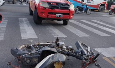 Una mujer resultó herida en un choque entre moto y bicicleta en el centro de la ciudad