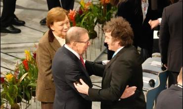 Bajo la palmera: Trump reveló apoyo electoral a Milei y el Presidente aguarda a Machado en Oslo