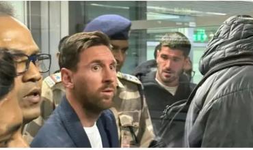 ¡Locura en India! Messi arribó al país junto a De Paul y Suárez y fue recibido por una multitud