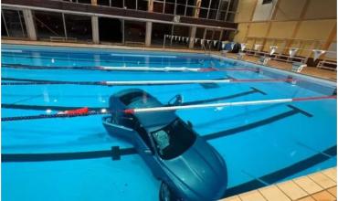 Francia: un auto cayó a una piscina municipal con una madre y su hija a bordo