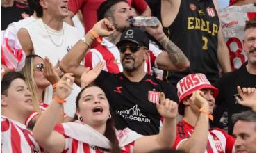 Desde la tribuna, como un hincha más: así ve Juan Sebastián Verón la final de Estudiantes ante Racing