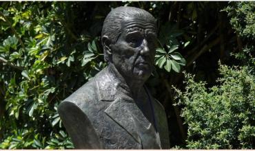 La Ciudad de Buenos Aires inauguró la primera escultura en homenaje a René Favaloro