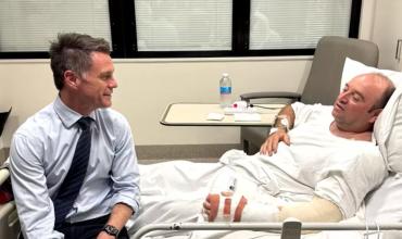 El héroe que desarmó a uno de los terroristas de Bondi está hospitalizado y podría perder un brazo: “Lo volvería a hacer”