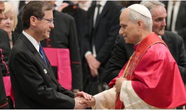 El papa León XIV condenó el antisemitismo tras el atentado en Sídney y dialogó con el presidente de Israel