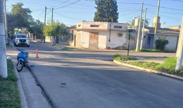 Siniestro vial en el barrio Evita: motociclista trasladada al hospital tras colisión con automóvil