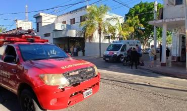 Colisión entre una motocicleta y una camioneta dejó dos personas heridas en la Capital