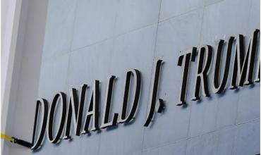Le agregan el nombre de Trump a la fachada del histórico Kennedy Center de Washington D.C.