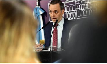 Manuel Adorni presentó el resumen semanal con eje en la baja de la pobreza