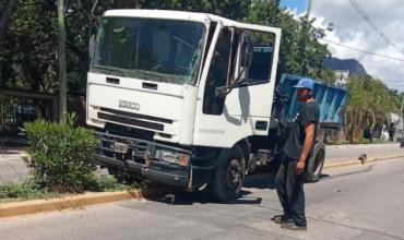 Un camión impactó y tiró un poste de luz que golpeó a un motociclista